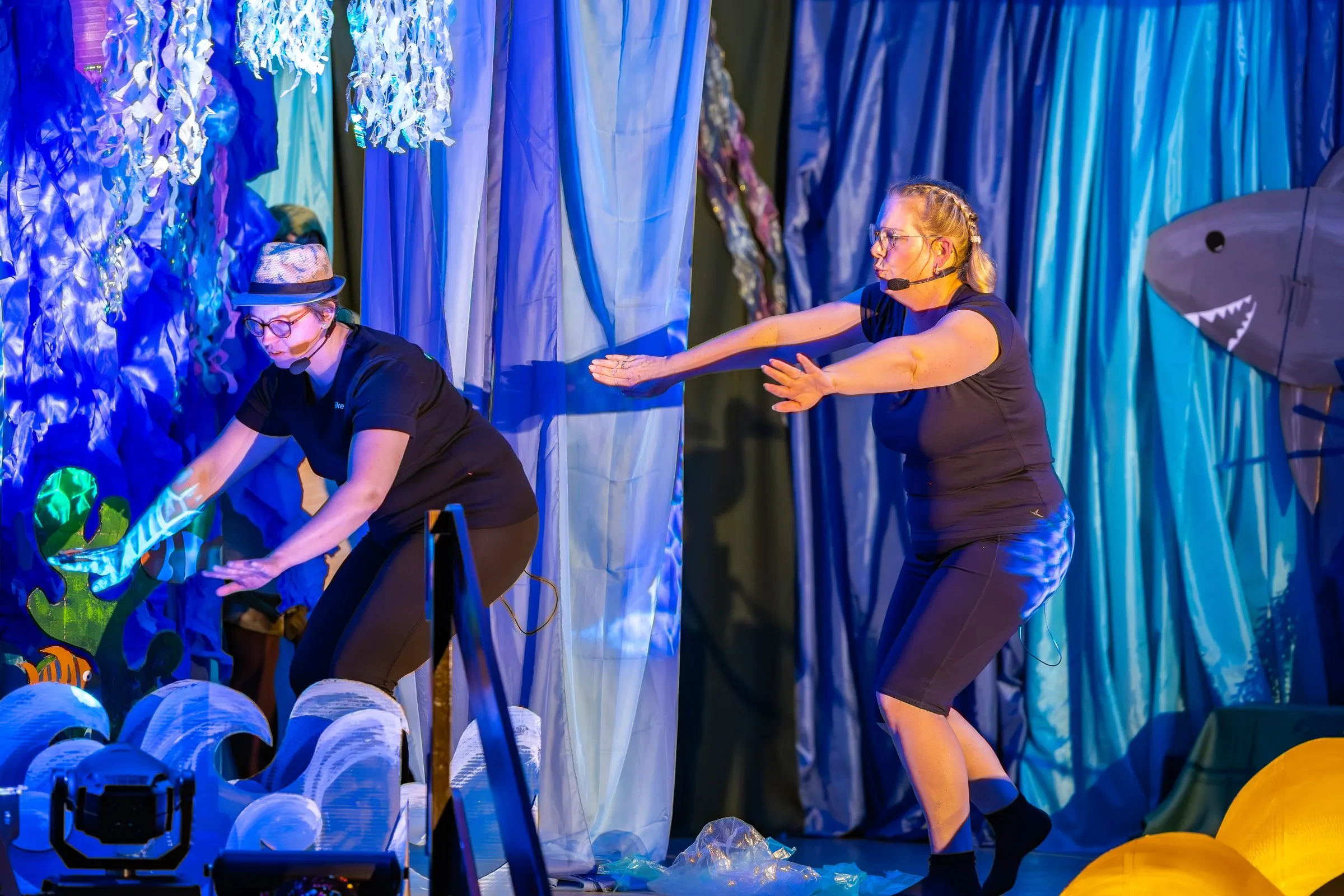 Tilda und Mattis in Taucherausrüstung tauchen in die Unterwasserwelt ein.