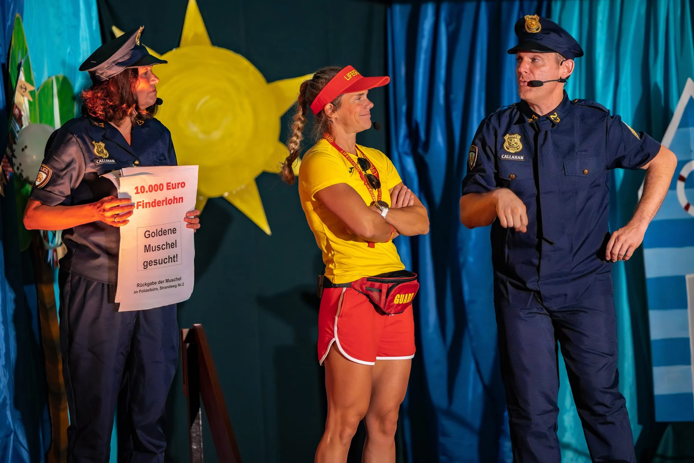 Bruno, Kiki und Gabi mit dem Plakat „10.000 Euro Finderlohn“.