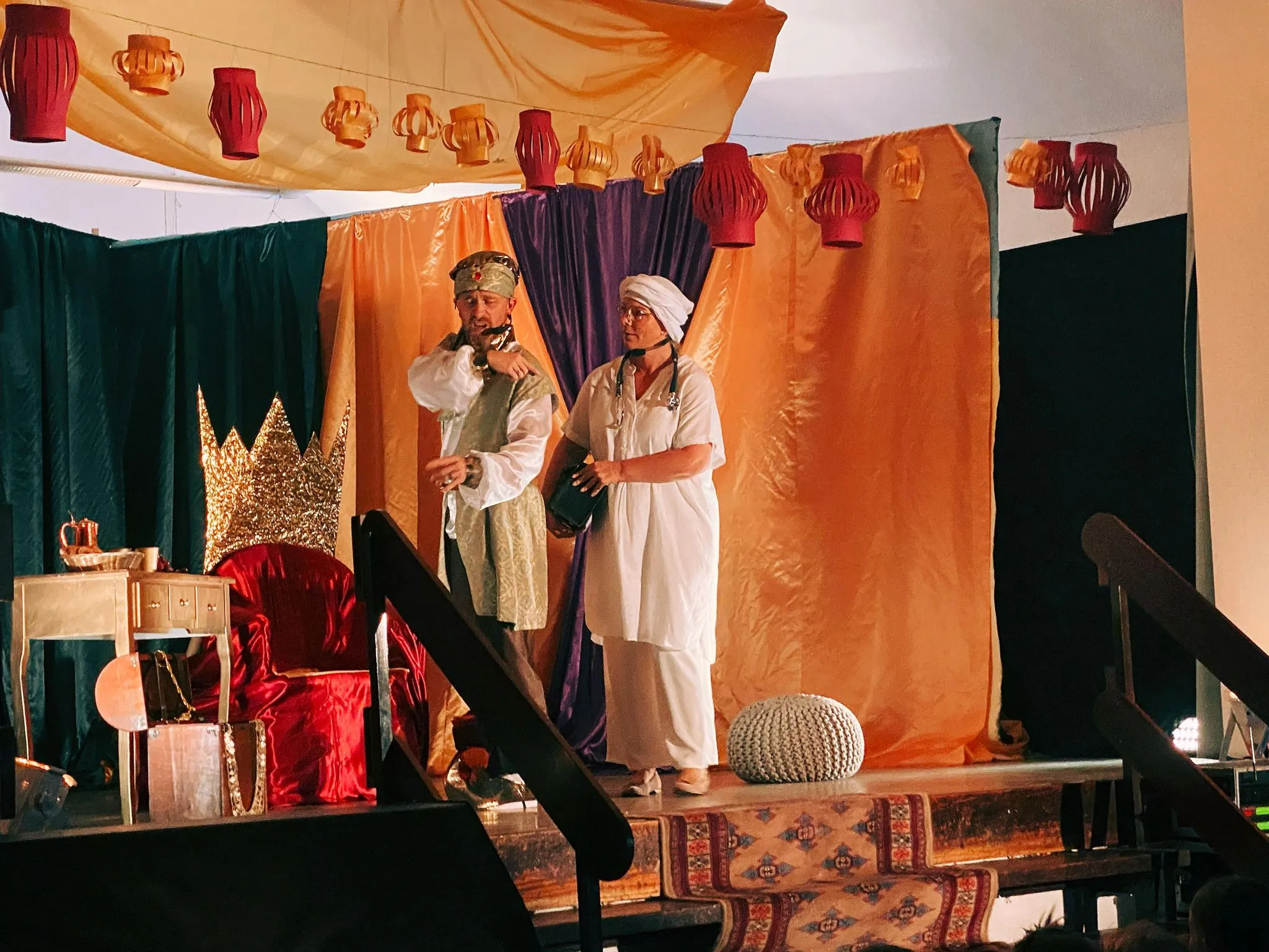 Der Sultan und eine Königin mit goldener Krone im Gespräch, eine Elefantenfigur daneben.