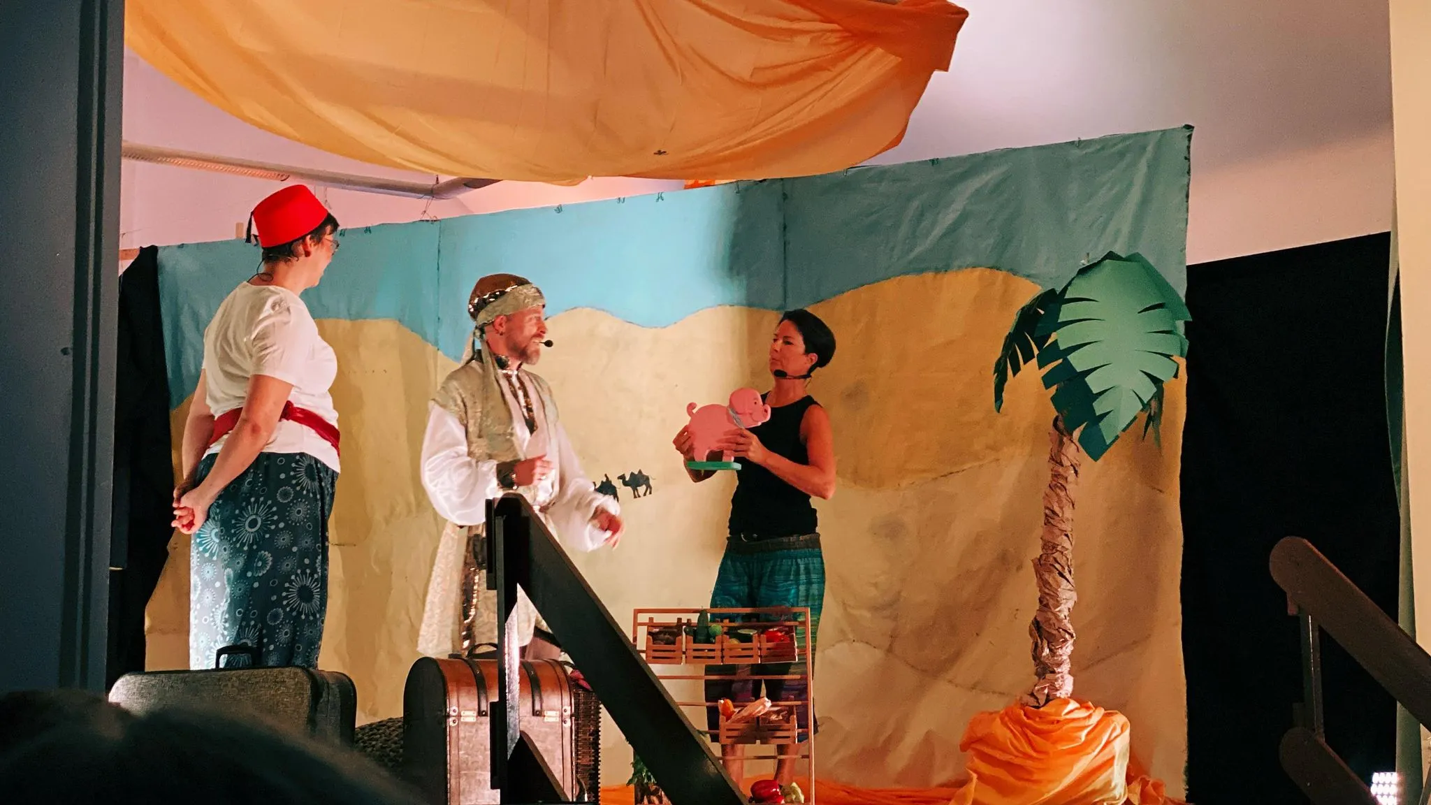 Eine Figur mit rotem Fes, der Sultan und eine weitere Figur mit einem Spielzeugschwein.